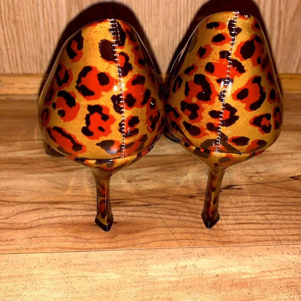 BCBGirls Brazil peep toe pinup rockabilly leopard heels pump cushion insoles EUC
